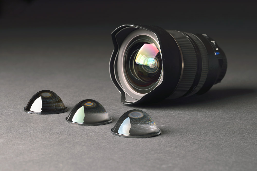 Kameraobjektiv mit drei beschichteten Einzellinsen.