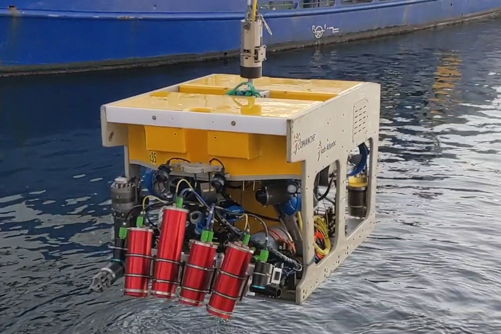 Der Unter-Wasser 3D-Sensor goDEEP3D (rot), einsatzfähig montiert an einem remotely operated vehicle (ROV).