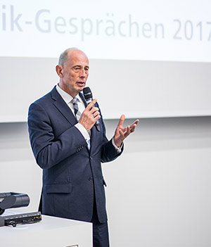 Der Thüringer Wirtschafts- und Wissenschaftsminister Wolfgang Tiefensee eröffnete die 14. Jenaer Optikgespräche am 8.11.2017. 