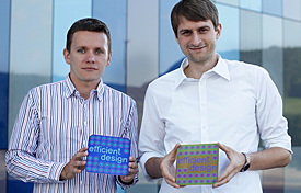 Reinhold Pabst und Kevin Füchsel mit »efficient design« Solarzellen.