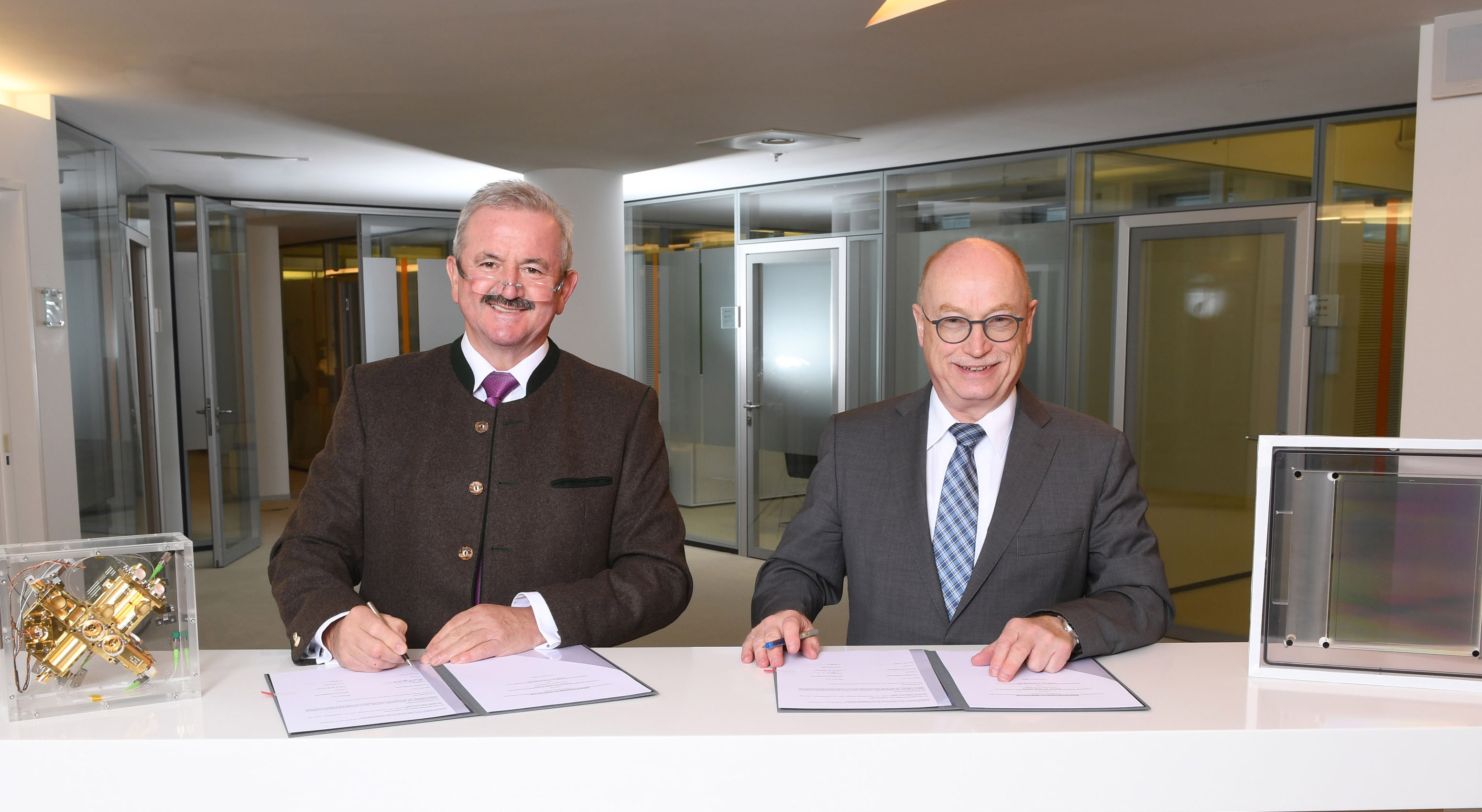Prof Dr. Reimund Neugebauer und Professor Dr. Martin Stratmann bei der Unterzeichnung der Vereinbarung für die Max Planck School of Photonics in Berlin.