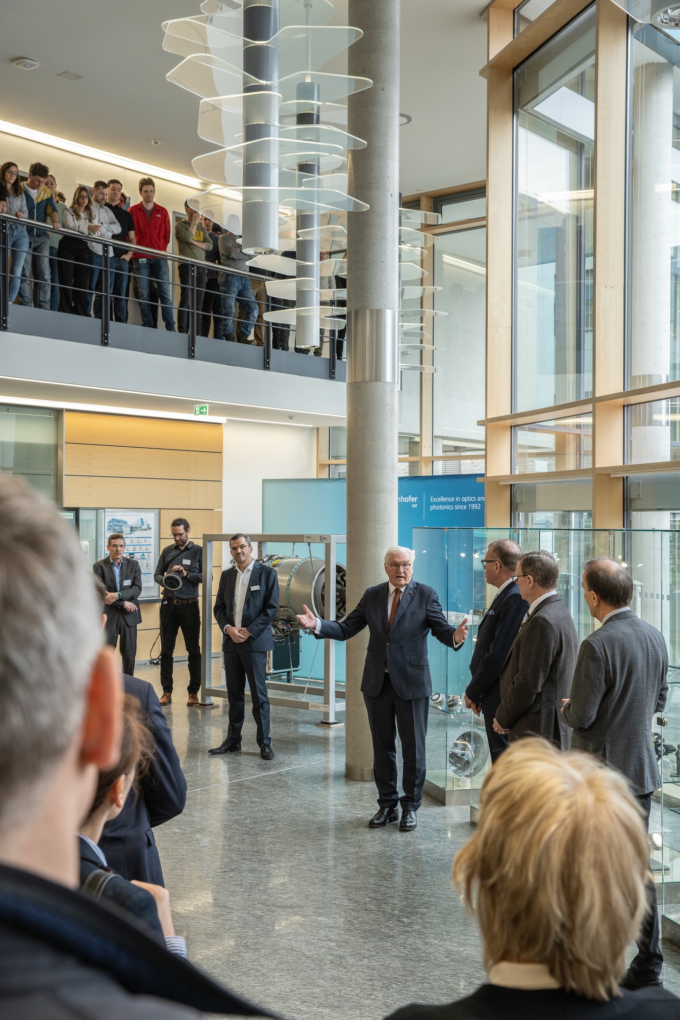Frank-Walter Steinmeier wird von den Mitarbeitenden des Fraunhofer IOF herzlich begrüßt.