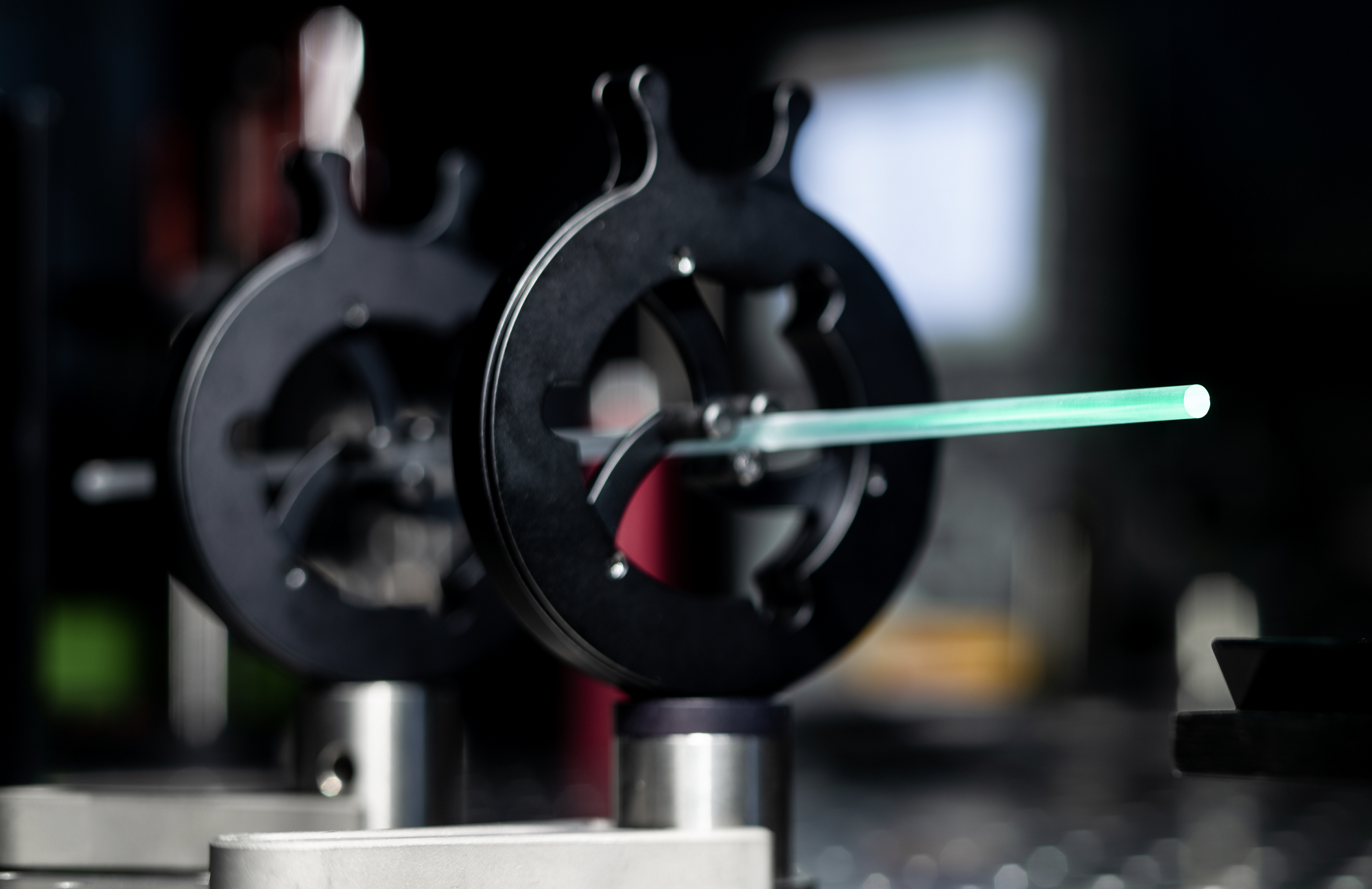 Ytterbium-dotierter Glasstab durch Laser angeregt. 