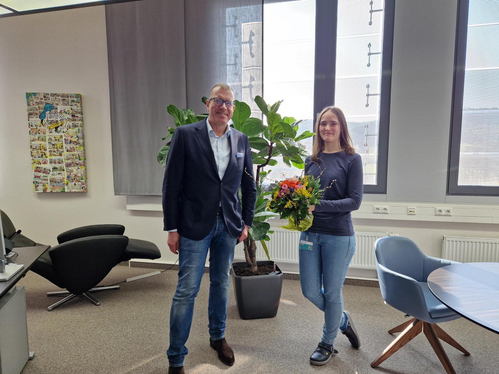 Institute director Andreas Tünnermann congratulates Jessica Thiede on graduating. 