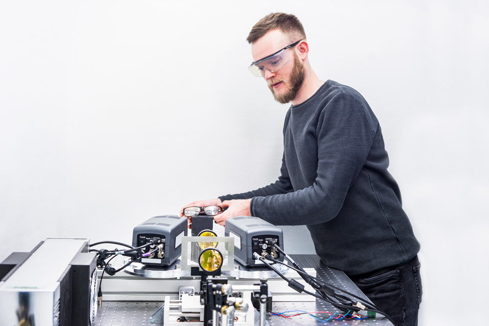 3D measurement of glasses, where thermal patterns are projected onto the object surface.