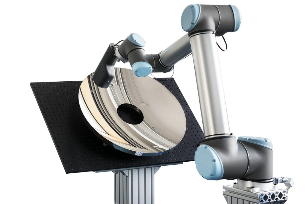 Streulichtsensor horos zur robotergeführten Rauheitscharakterisierung und Defektanalyse von Freiformoptiken.