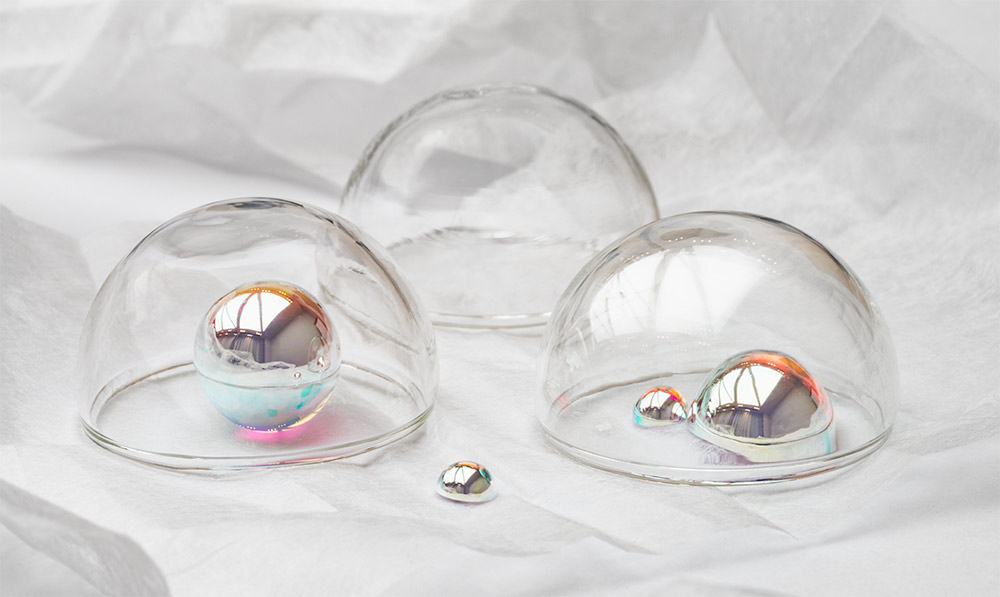 ALD funktionalisierte Komponenten: Glas-Kuppel mit und ohne Entspiegelungsschichtsystem, Kugel- und Halbkugellinsen mit Schmalbandfilter. 