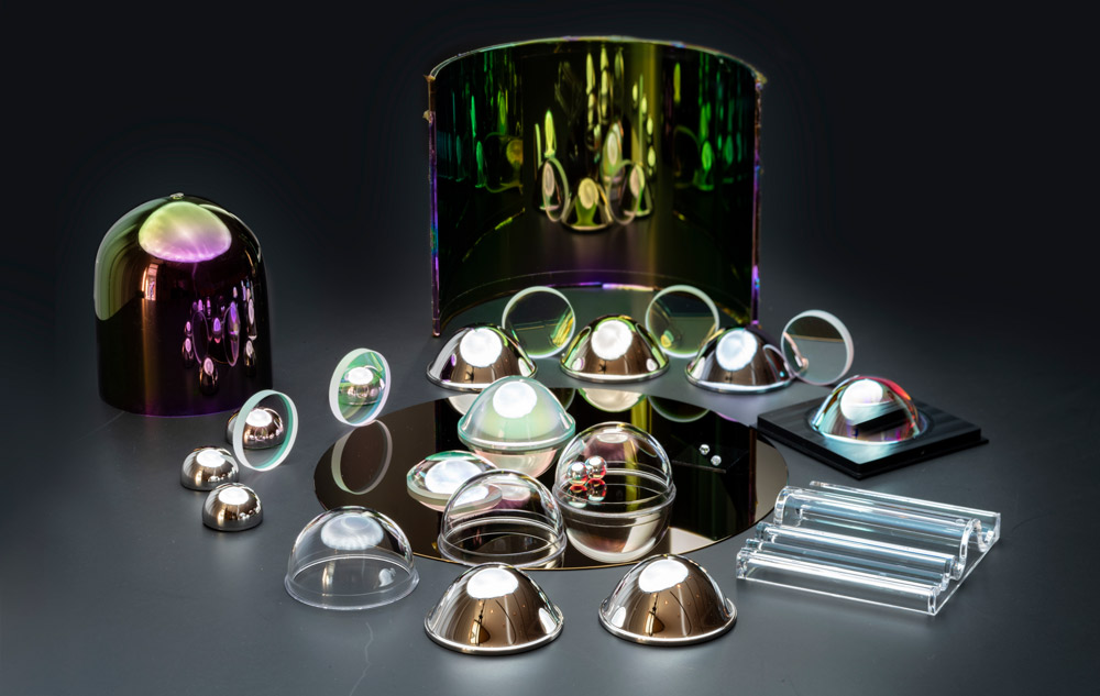 Atomlagenabscheidung (ALD) kann bei der Beschichtung optischer Komponenten wie z. B. Asphären, konvexen und konkaven Linsen oder Kugellinsen zum Einsatz kommen.