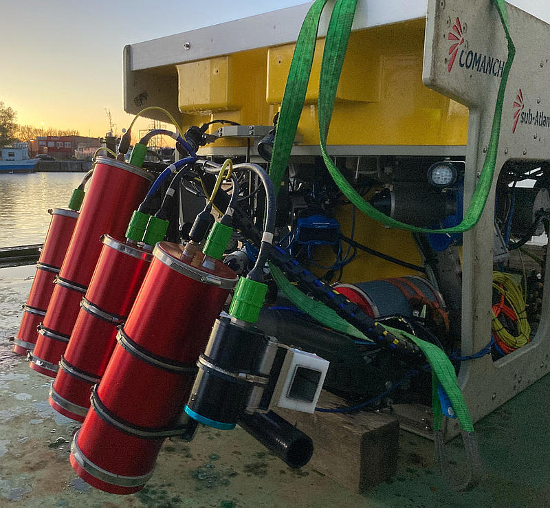 Der Unter-Wasser 3D-Sensor goDEEP3D (rot), einsatzfähig montiert an einem ROV.