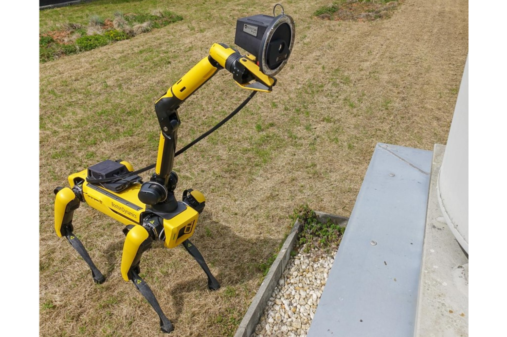 Ein Schreitroboter nutzt den 3D-Sensor goSCOUT3D, um autonom eine technische Einrichtung im Freien zu digitalisieren 