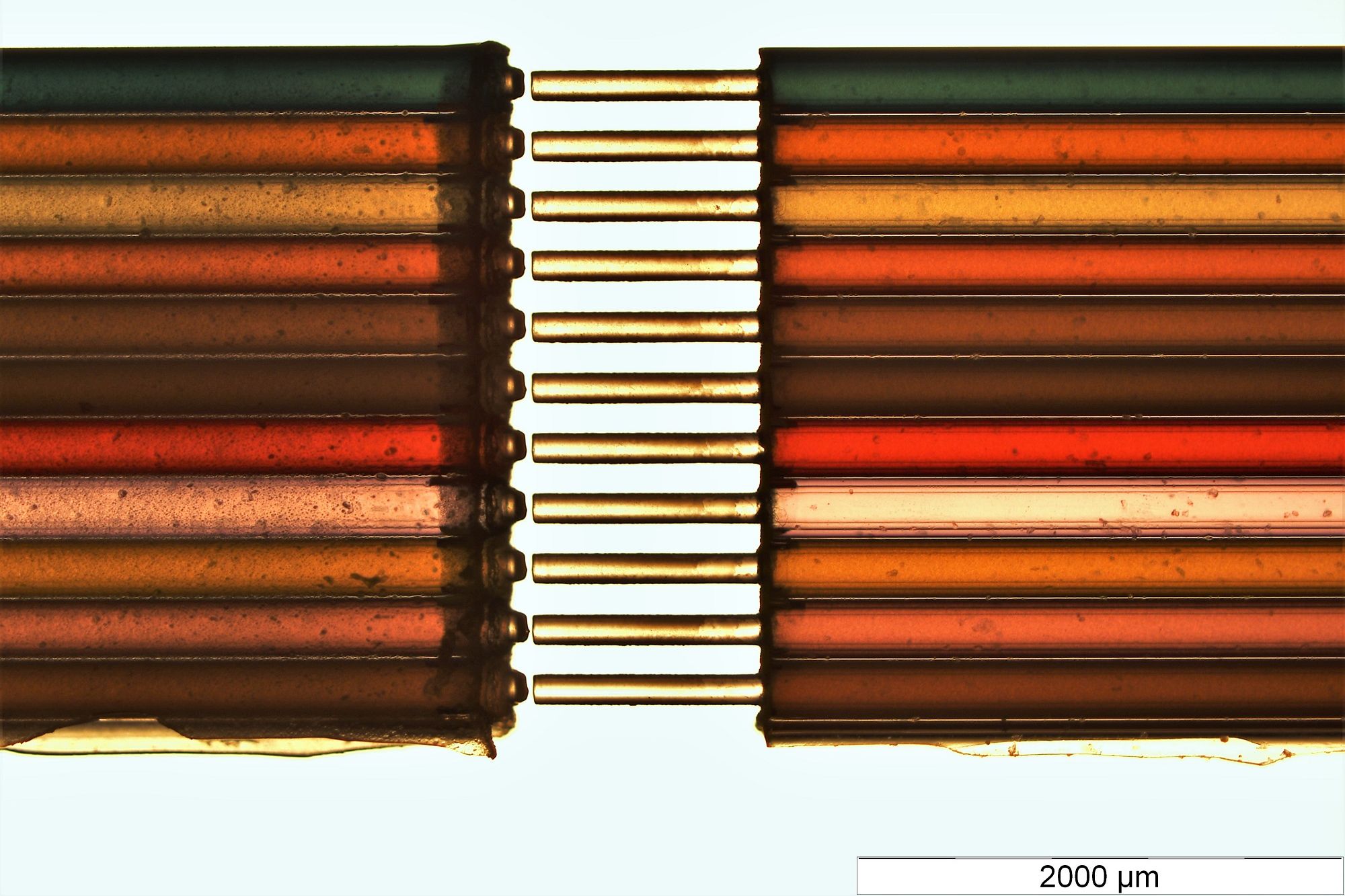 CO2-laserbasiertes Entschichten und Trennen optischer Glasfasern