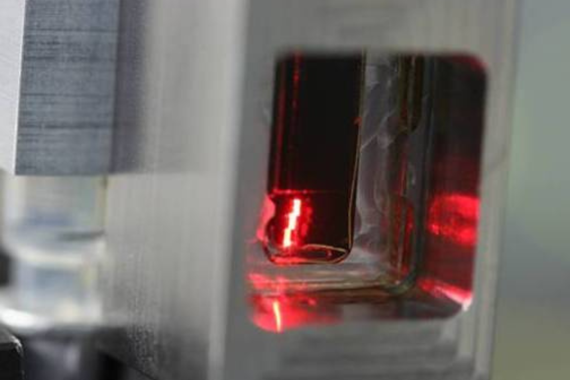 Waveguide Image Slicer für ultrahochauflösende Spektroskopie (innerhalb eines Immersionsbehälters).