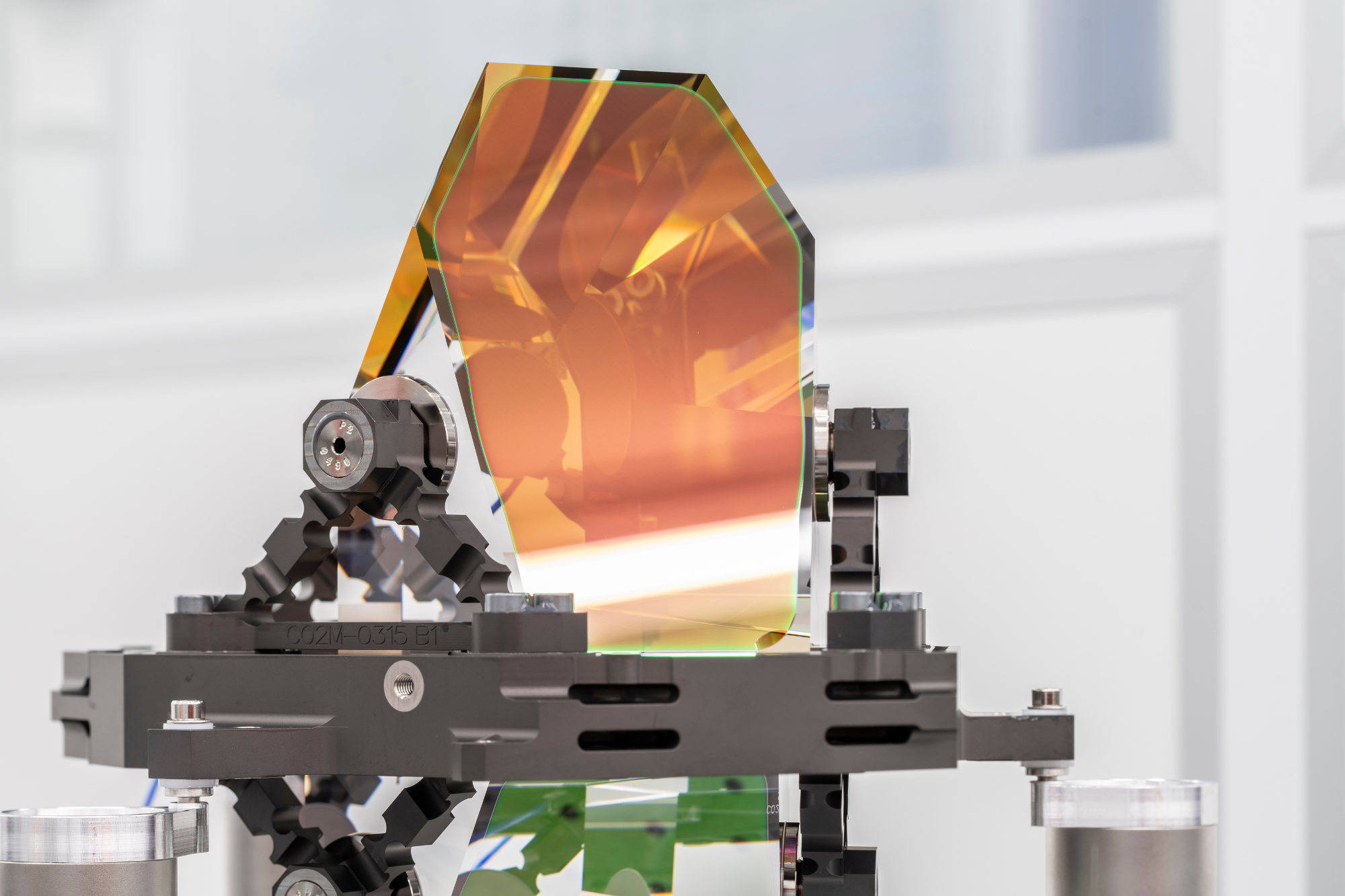 Integration und hochgenaue Justage einer Prismenbaugruppe (PG+P) für die &quot;Copernicus Anthropogenic Carbon Dioxide Monitoring Mission&quot; (kurz CO2M Mission) der ESA