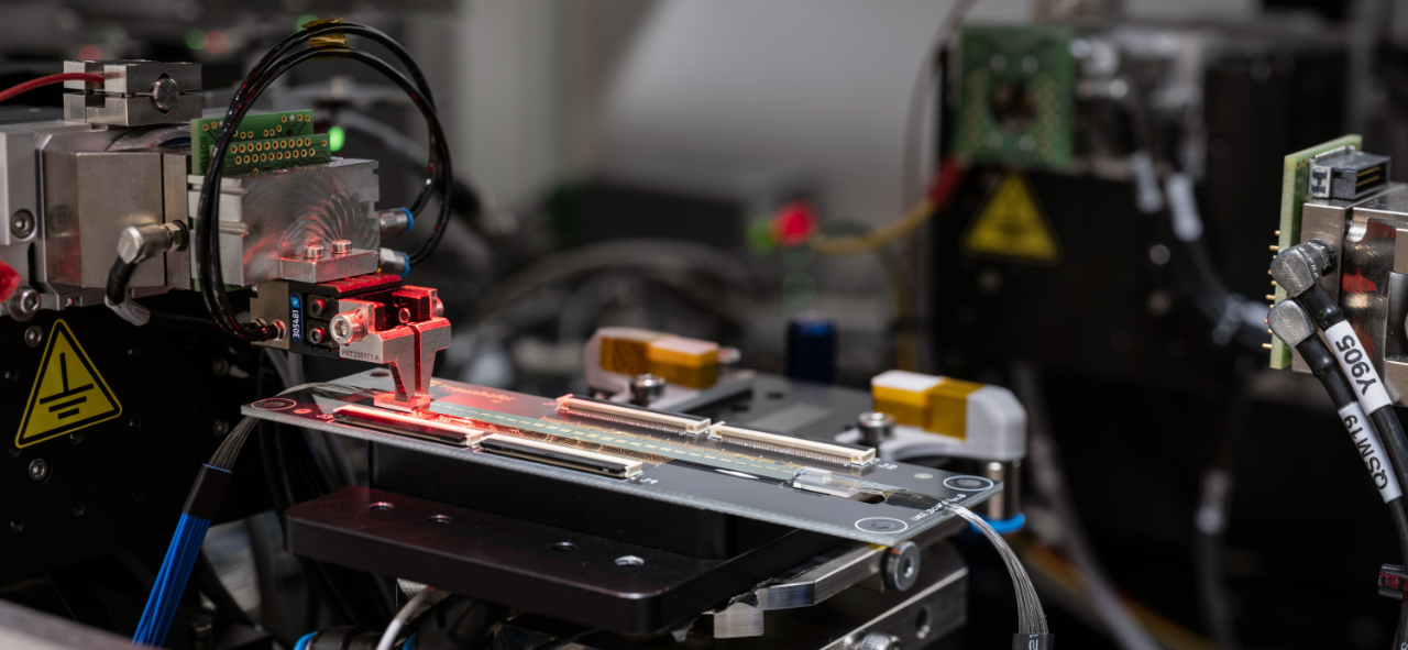 Hochpräzise Messtechnik zur Charakterisierung eines Lithiumniobat-Wellenleiters im Labor des Fraunhofer IOF, mit Laser-Justierung und optischer Prüfeinheit für integrierte Photonik.