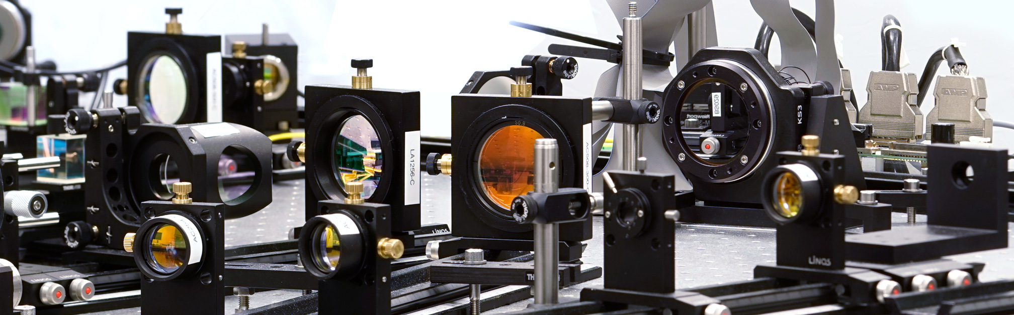 Laboraufbau eines am Fraunhofer IOF entwickelten adaptiven optischen Systems.
