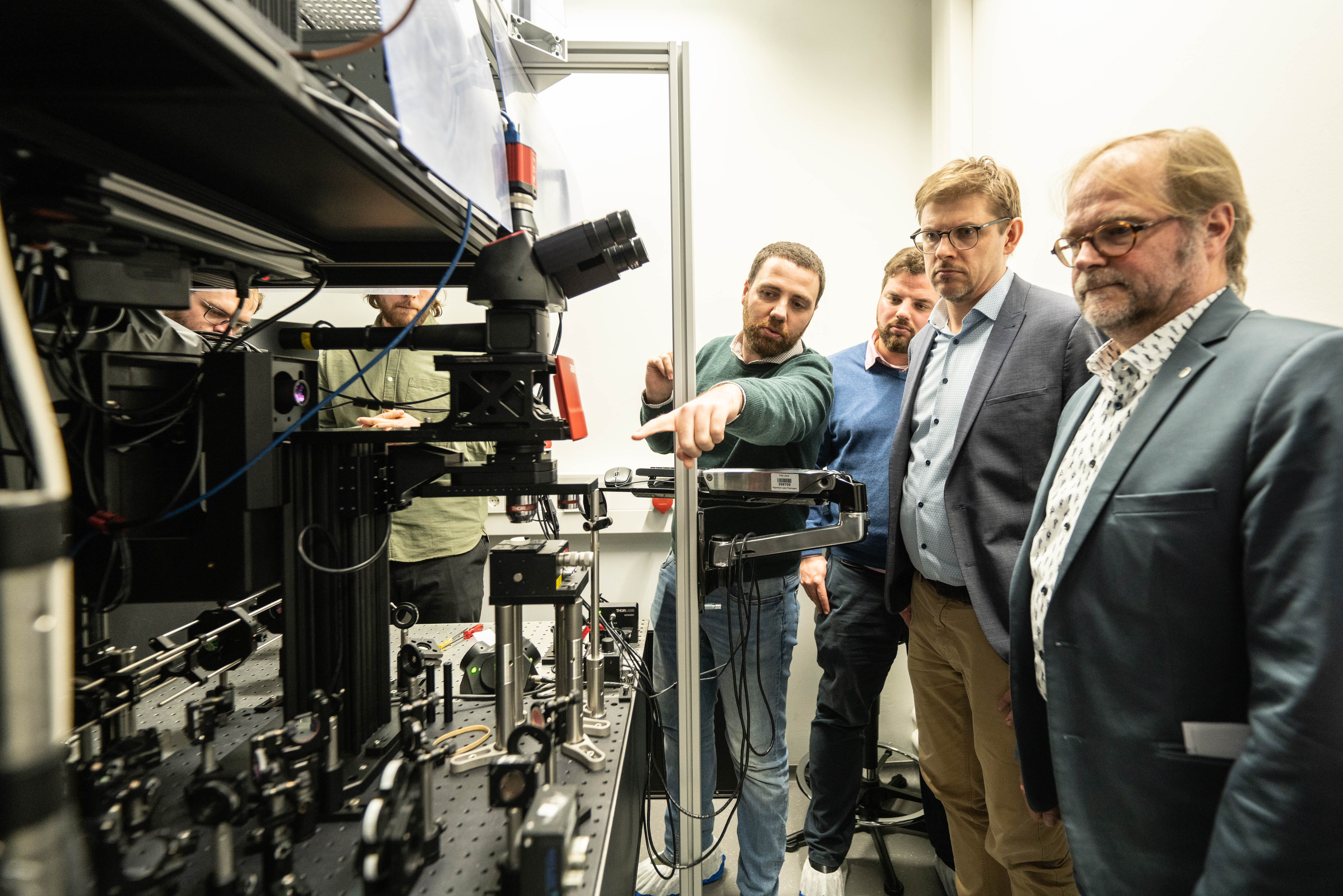 Besichtigung eines Quantumlabors der Delegation rund um die EU-Abgeordneten am Fraunhofer IOF.