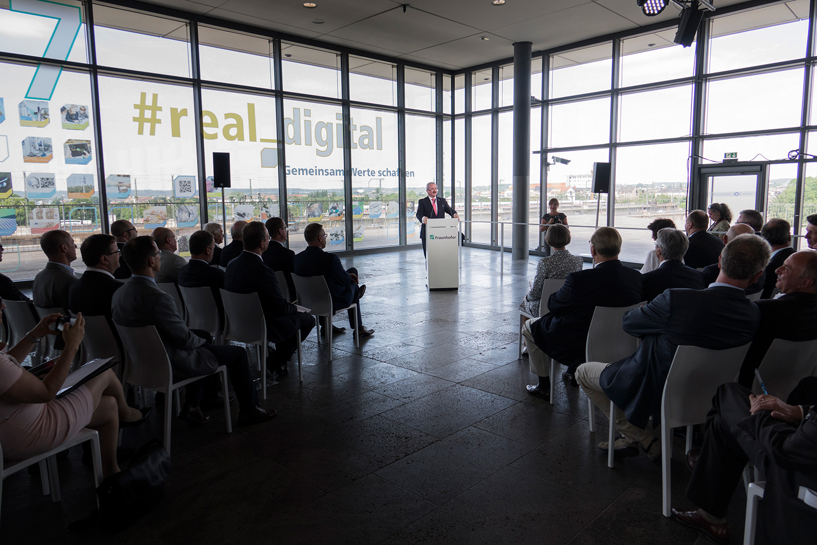 Prof. Reimund Neugebauer, Präsident der Fraunhofer-Gesellschaft, bei der feierlichen Eröffnung der Ausstellung 25 Jahre Fraunhofer in den neuen Bundesländern in Dresden.