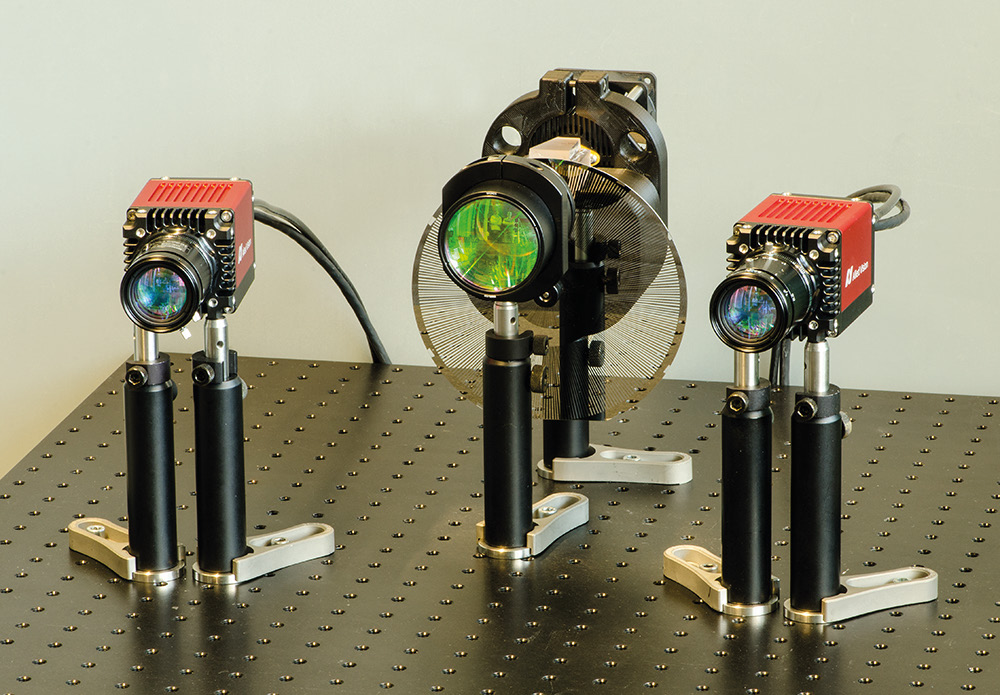 Das Kamerasystem besteht aus zwei Kameras und einer Beleuchtungseinheit, die die eineindeutige Zuordnung von 3D-Koordinaten zu den Pixeln ermöglicht. Prototyp des neuen SWIR GOBO-Kamerasystems.