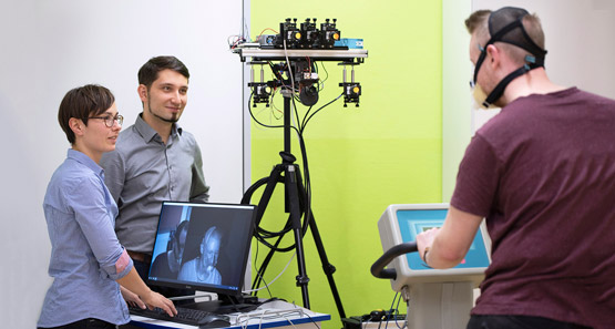 Berührungslose Messung von Vitalparametern. Mit der Ergänzung von Multispektralkameras lassen sich zum Beispiel Herzfrequenz, Herzfrequenzvariation und Atmung messen. Berührungslose Messung von Vitalparametern. Mit der Ergänzung von Multispektralkameras lassen sich zum Beispiel Herzfrequenz, Herzfrequenzvariation und Atmung messen.