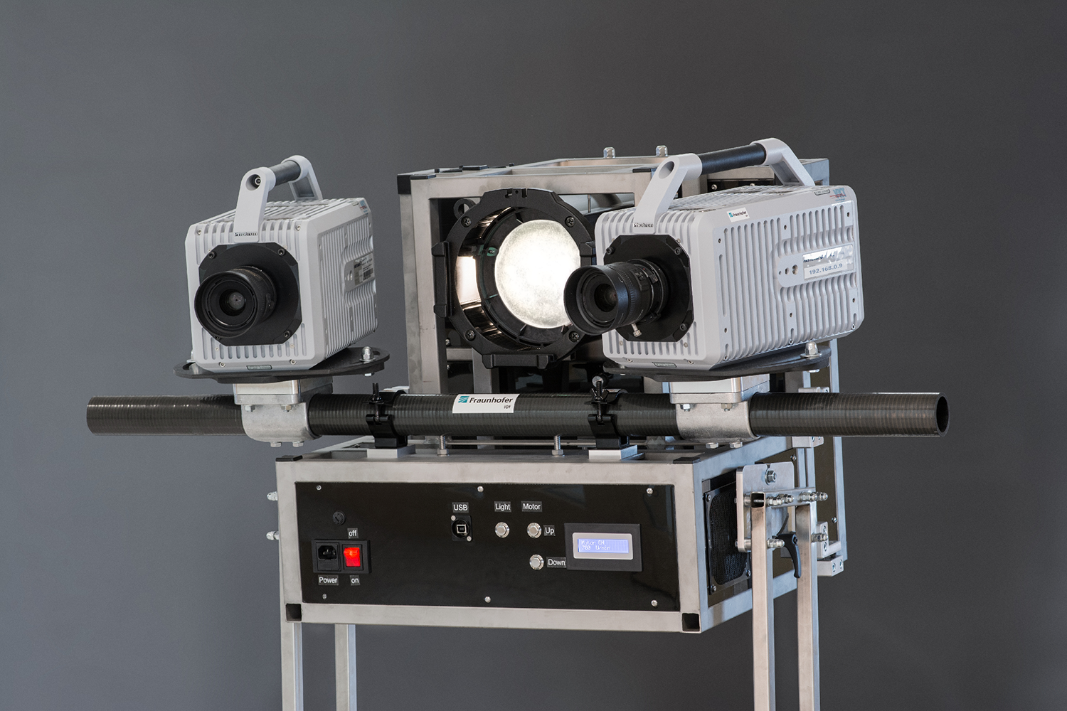 GOBO-projektionsbasierter 3D-Sensor. Der High-Speed-GOBO-Projektor liefert eine hohe Strahlungsleistung, erfordert keine Synchronisation mit den Kameras und besteht aus wenigen Komponenten, die vergleichsweise einfach herzustellen und zu montieren sind.