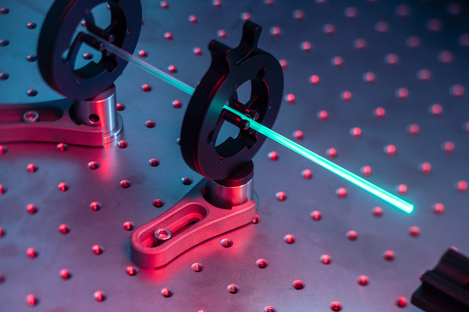 Mit Infrarotlicht gepumpter laseraktiver Glasstab (Yttbium-dotiert).