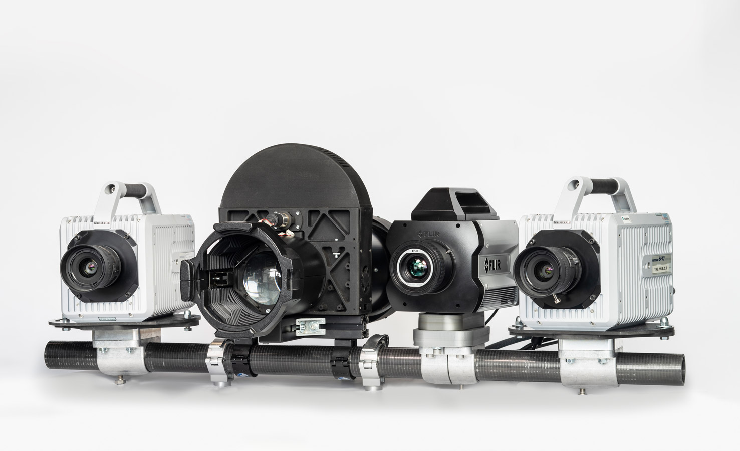 Foto des Hochgeschwindigkeits-3D-Thermografiesystems bestehend aus zwei VIS-Kameras, einer LWIR-Kamera und dem VIS GOBO-Projektor.