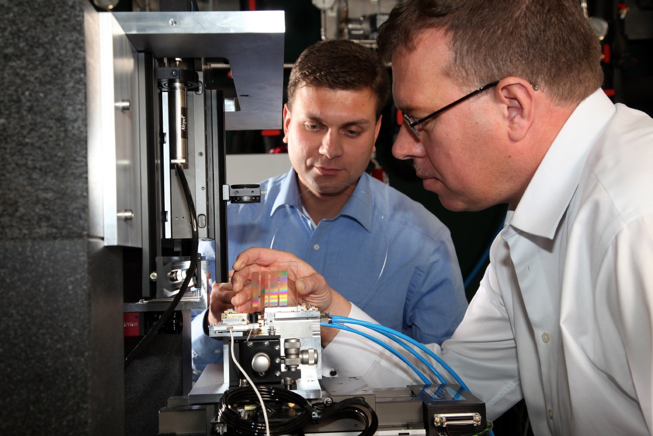 Andreas Tünnermann gemeinsam mit einem Kollegen im Labor.