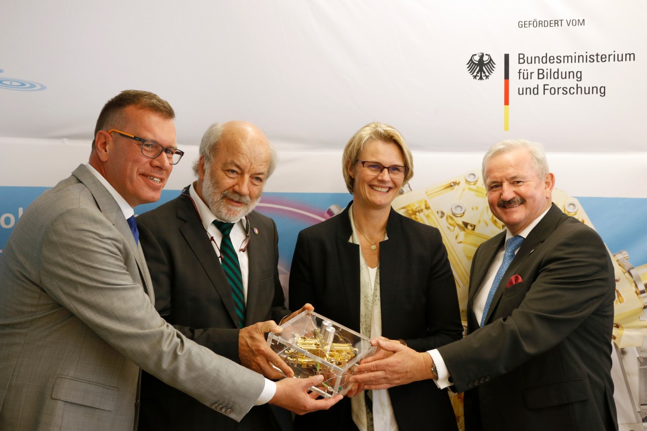 Jena soll ein internationaler »Quanten-Hotspot« werden: Die QUNET-Initiative – vom BMBF mit 125 Mio. Euro gefördert und koordiniert am Fraunhofer IOF – leistet dazu einen wesentlichen Beitrag. Hier eine Aufnahme vom Kickoff der Initiative 2019. 