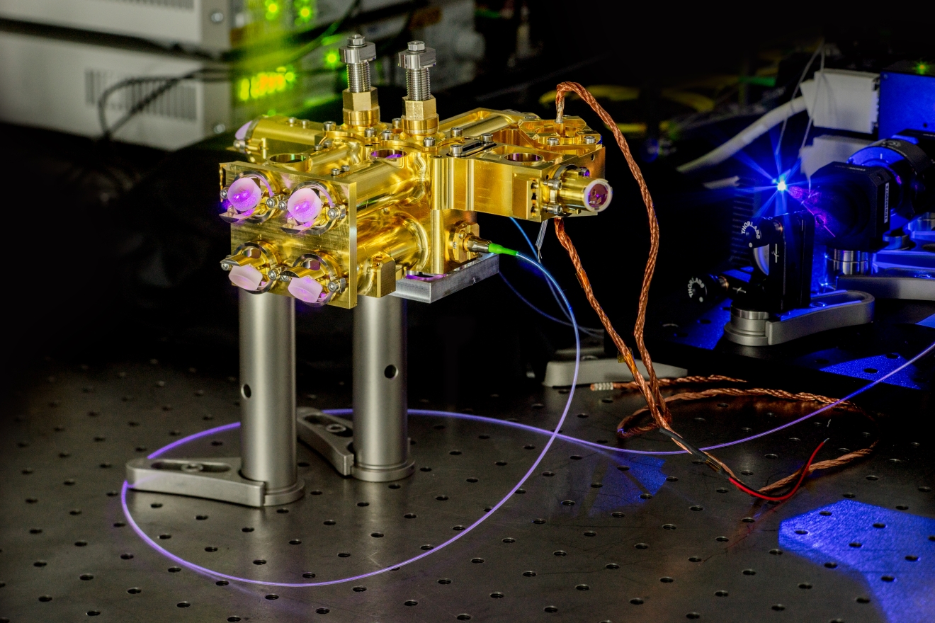 Aktivierte verschränkte Photonenquelle, die nur durch ein Faserlasersignal gespeist wird und die beiden Zwillingsphotonen durch separate Faserverbindungen überträgt.