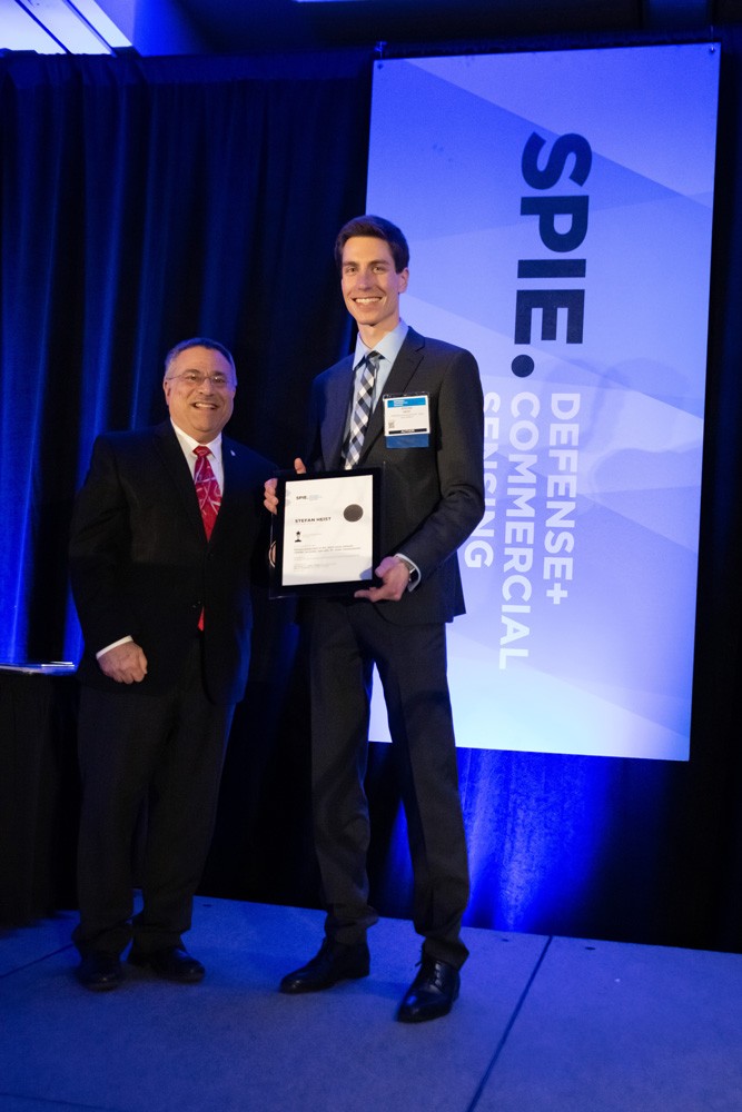 Dr. Stefan Heist (Fraunhofer IOF) bei der Preisverleihung des SPIE »Rising Researcher Award«. Dr. Stefan Heist (Fraunhofer IOF) bei der Preisverleihung des SPIE »Rising Researcher Award«.