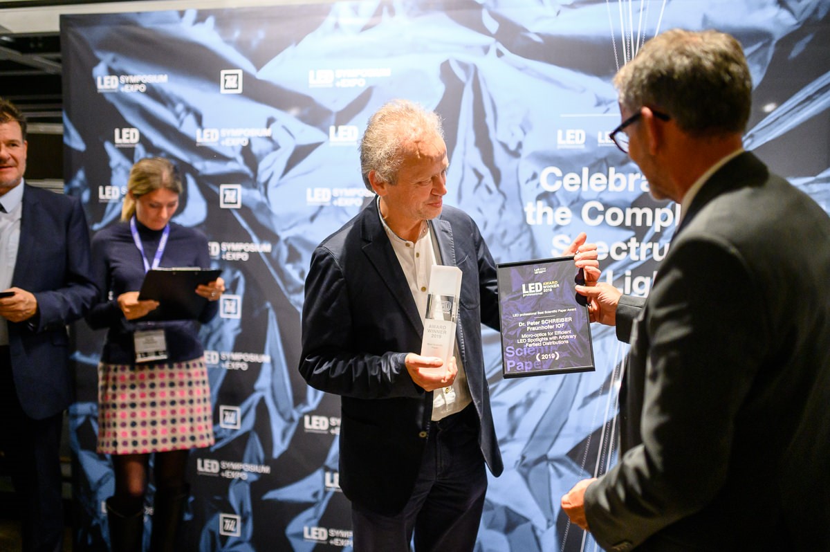 Übergabe des Best Scientific Paper Awards an Peter Schreiber vom Fraunhofer IOF.