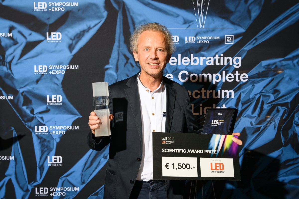 Peter Schreiber (Fraunhofer IOF) mit seinem Best Paper Award 2019 in der Kategorie »Best Scientific Paper«.