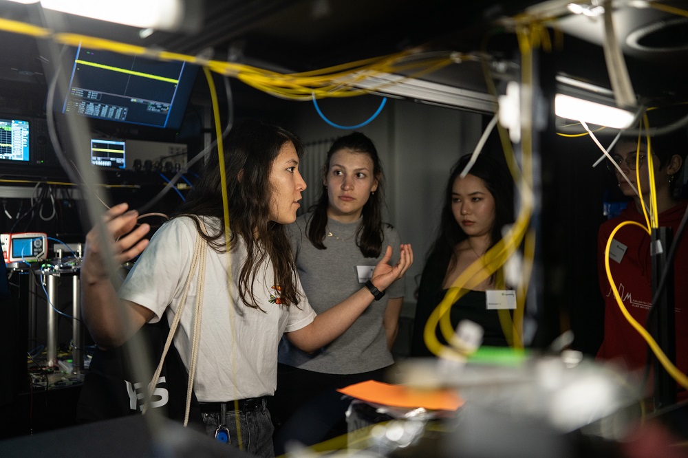 Female students visit Fraunhofer IOF during Wissenschaftscampus 2023.