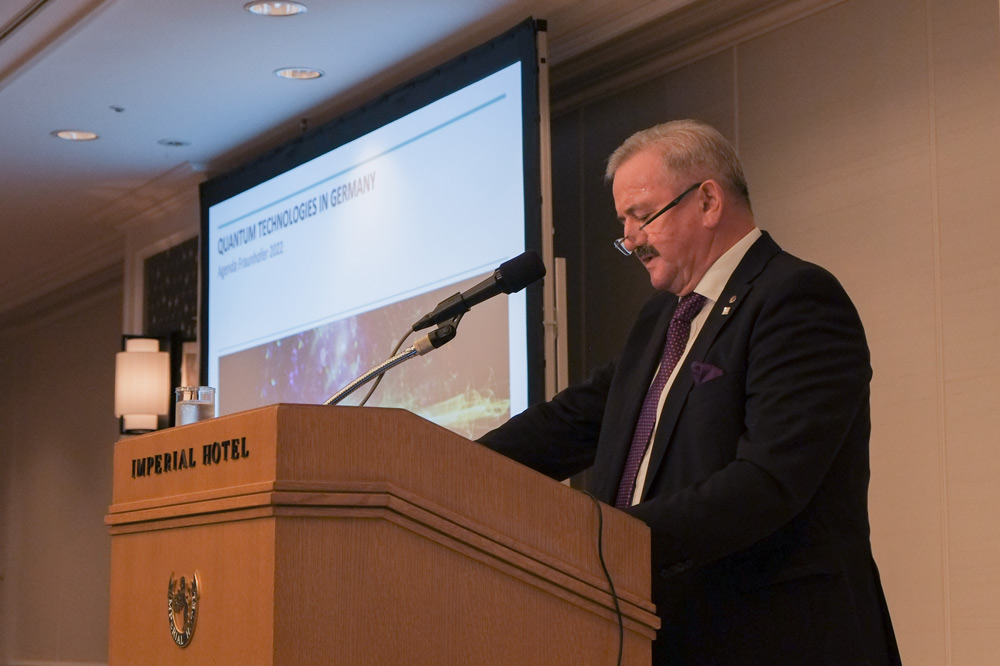 Prof. Reimund Neugebauer (Präsident der Fraunhofer-Gesellschaft) spricht über die Quantentechnologien in Deutschland. 