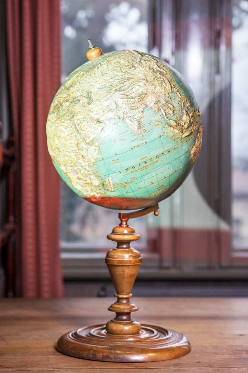 Historischer Relief-Globus im Museum Ernst-Haeckel-Haus in Jena.
