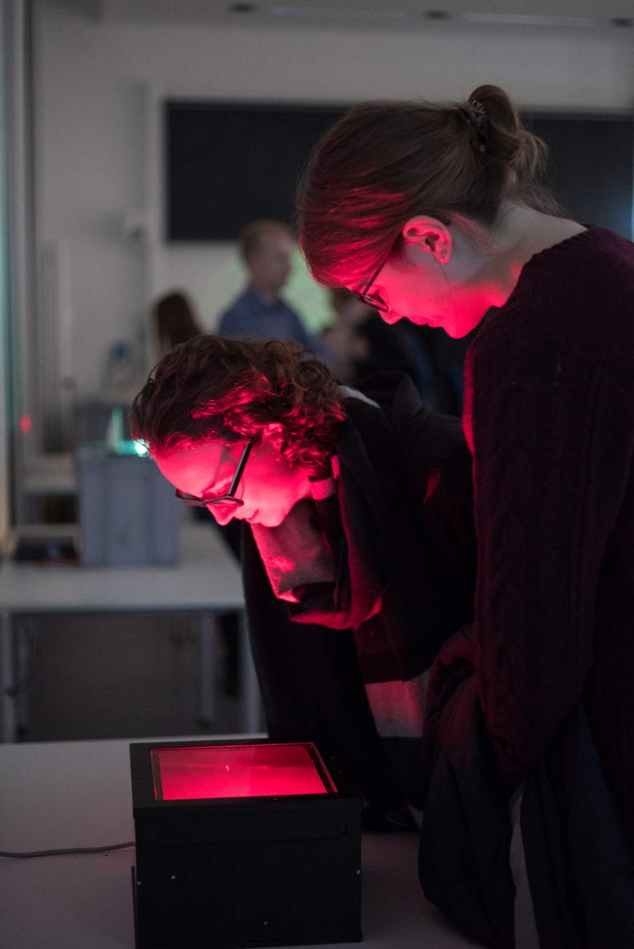 Besucherinnen der LNDW 2017 betrachten ein 3D-CGH des Fraunhofer IOF.