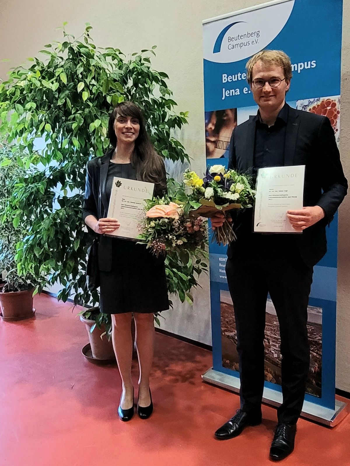 : In diesem Jahr wurden Frau Dr. Christin Reimer und Herr Dr. Tobias Vogl mit den Wissenschaftspreisen Lebenswissenschaften und Physik ausgezeichnet.  