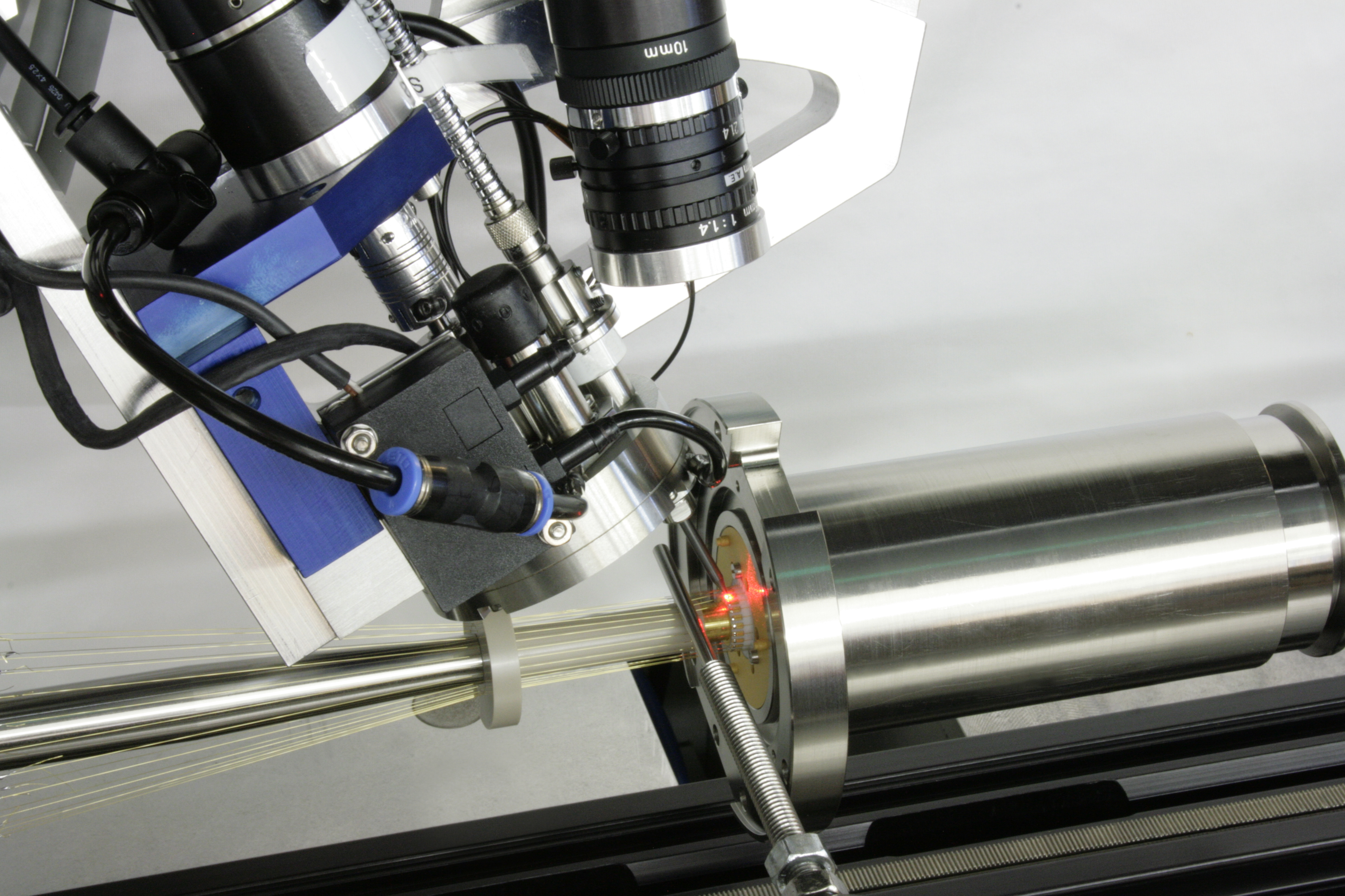 Langzeitstabile und vakuumkompatible Fixierung der Drahtelektroden durch laserbasiertes Solderjet Bumbing am Fraunhofer IOF.