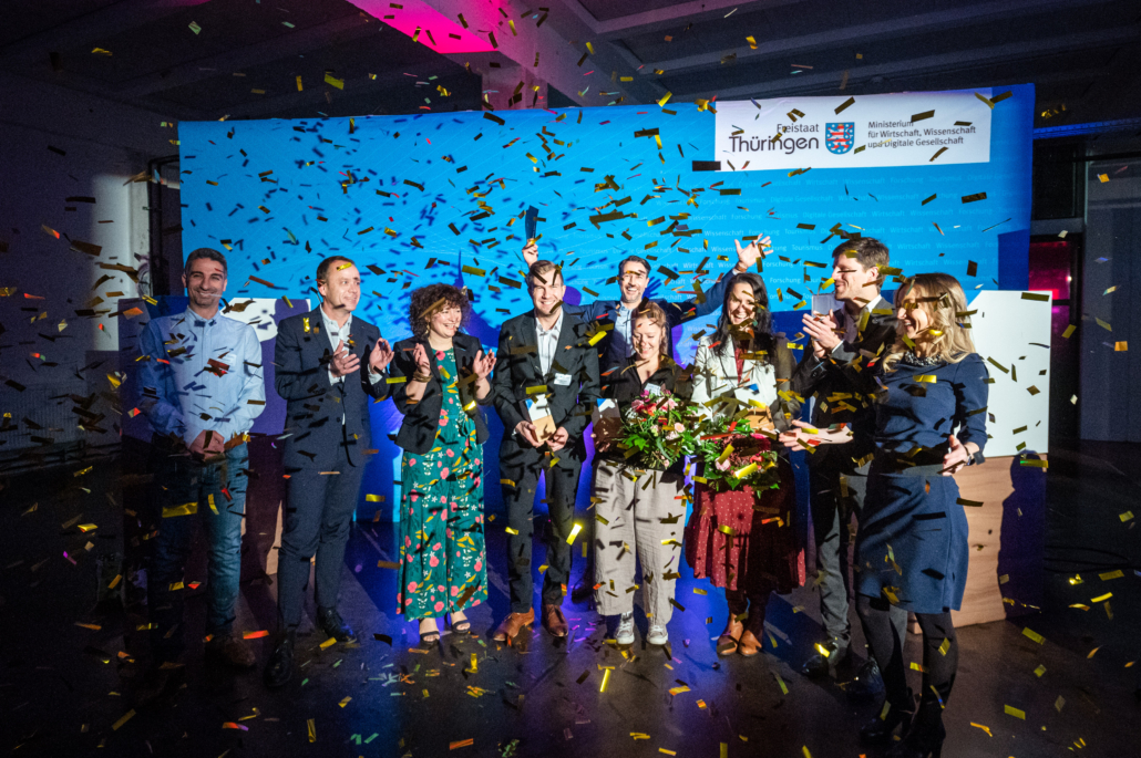 Gruppenbild der glücklichen Gewinnerinnen und Gewinner des ThEx AWARDS.