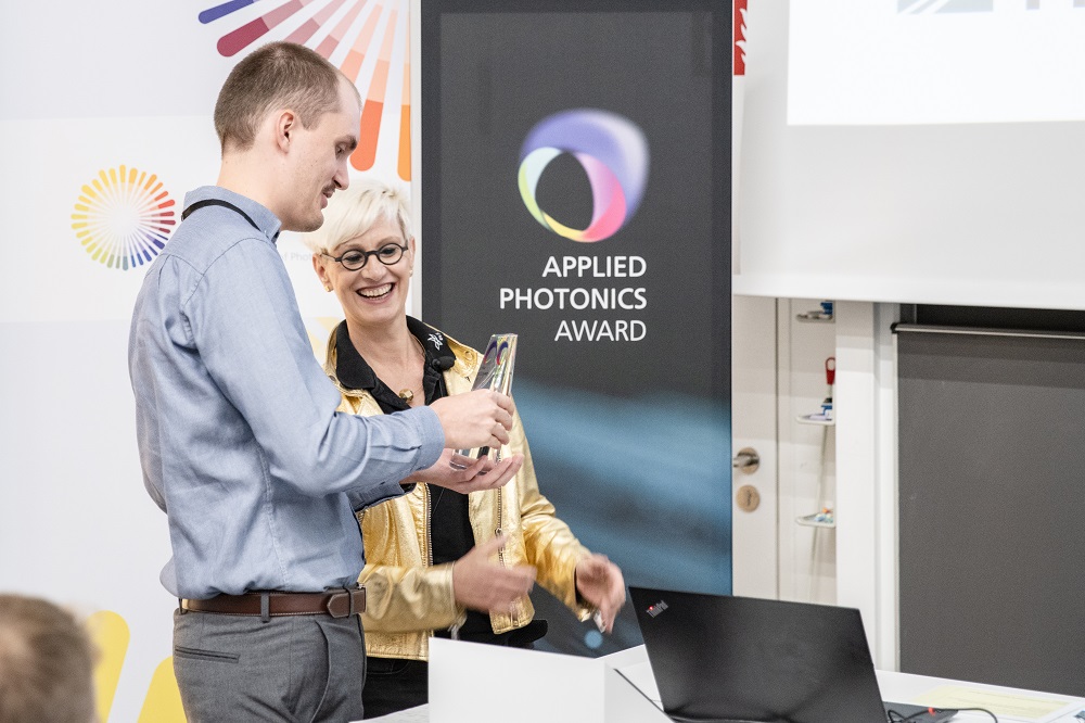 Der Applied Photonics Award zeichnet Nachwuchsforschende für innovative Abschlussarbeiten mit besonderem Bezug zur Angewandten Photonik aus.