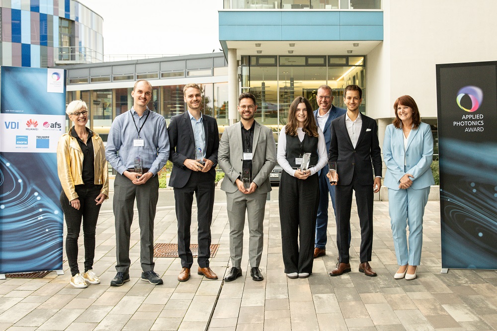 Die Preistragenden des Awards mit den Laudatoren: Prof. Kaysser-Pyzalla (links), Prof. Andreas Tünnermann (zweite Reihe) und Staatssekretärin Dr. Katja Böhler (rechts).