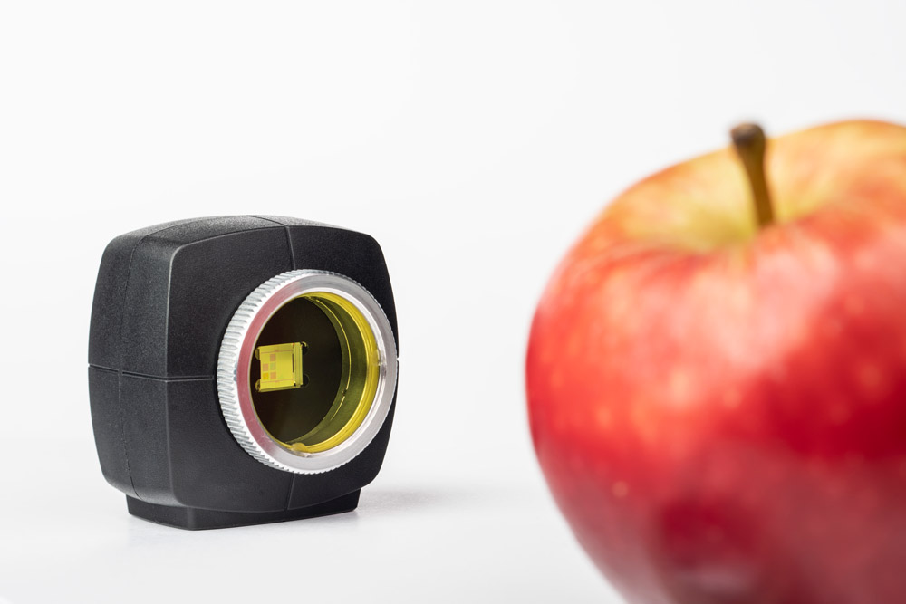 Ultrakompakte Multispektralkamera im Größenvergleich zu einem Apfel.