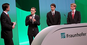 Marcel Sieler (2. von links) erläutert seine Arbeit  vor der Preisverleihung.