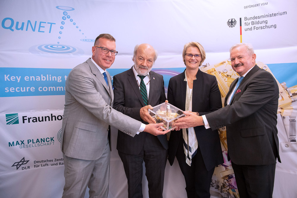 (v. l.) Prof. Andreas Tünnermann (Fraunhofer IOF), Prof. Gerd Leuchs (Max-Planck-Institut für die Physik des Lichts), Prof. Reimund Neugebauer (Fraunhofer-Gesellschaft) und Anja Karliczek (BMBF) demonstrieren ihre Zusammenarbeit für das Projekt »QuNET«. 