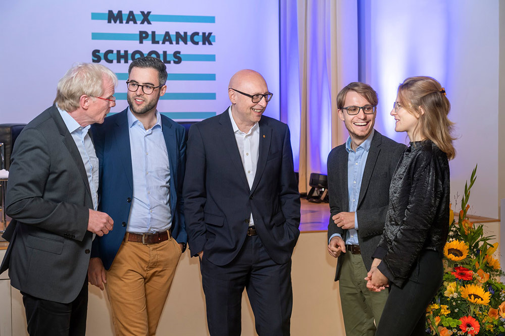 Ferdi Schüth (Vizepräsident der Max-Planck-Gesellschaft) und Stefan Hell (Chemie-Nobelpreisträger) im Gespräch mit den ersten Studierenden der Max Planck Schools.