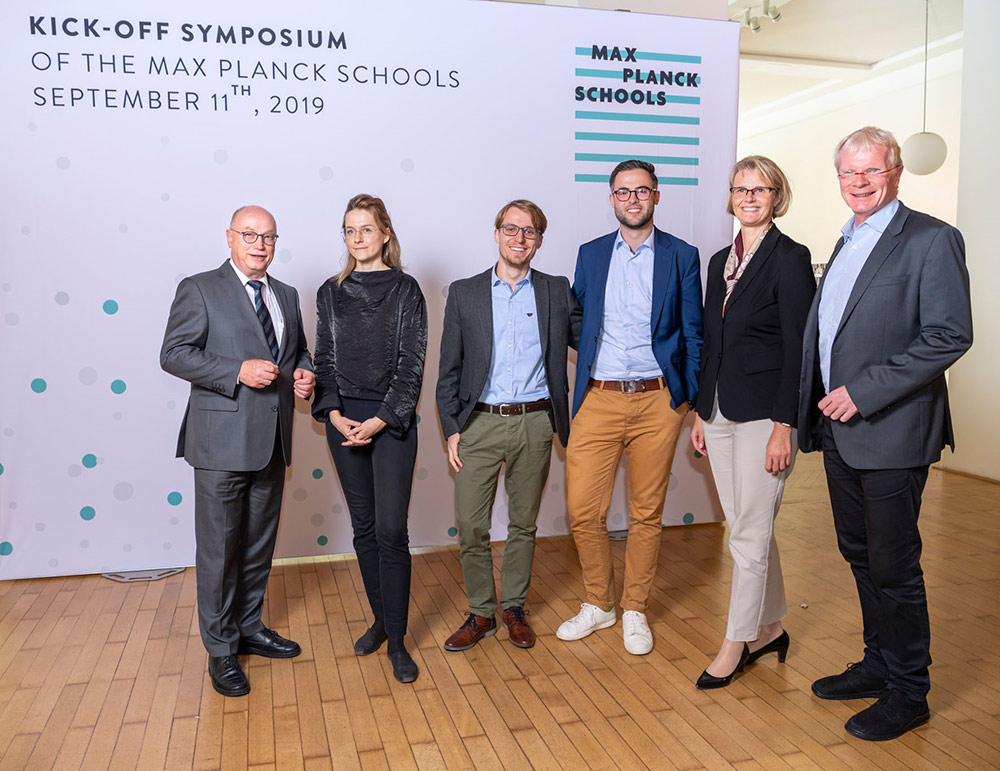Martin Stratmann (Präsident der Max-Planck-Gesellschaft) zusammen mit drei Studierenden der ersten Kohorte sowie Bundesforschungsministerin Anja Karliczek und Ferdi Schüth (Vizepräsident der Max-Planck-Gesellschaft) bei dem Kick-Off Symposium der Max Planck Schools.
