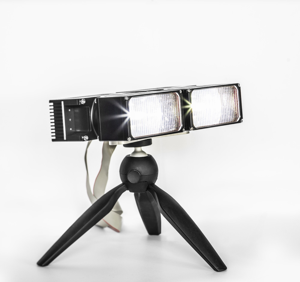 Segmentiertes, automotives LED-Fernlicht realisiert als mikrooptischer, irregulärer Wabenkondensor. Zwei identische Module sind um 1.5° zueinander rotiert assembliert. Segmentiertes, automotives LED-Fernlicht realisiert als mikrooptischer, irregulärer Wabenkondensor. Zwei identische Module sind um 1.5° zueinander rotiert assembliert.