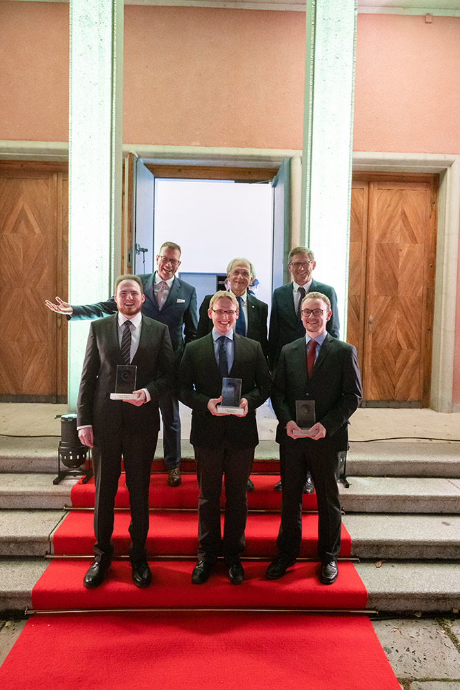 Die Gewinner des Applied Photonics Award 2019 zusammen mit Andreas Tünnermann (Institutsleiter Fraunhofer IOF), Gérard Mourou (Nobelpreisträger Physik 2018) und Zeiss-Vorstandsvorsitzender Michael Kaschke im Zeiss-Planetarium in Jena.