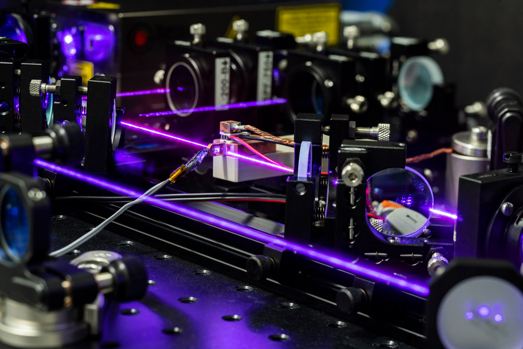 Bei der Erforschung eines quantenoptischen Bildgebungssystems werden mit dem Laser verschränkte Photonenpaare erzeugt. Laboraufbau zur Erzeugung von Quanten-Bilder.