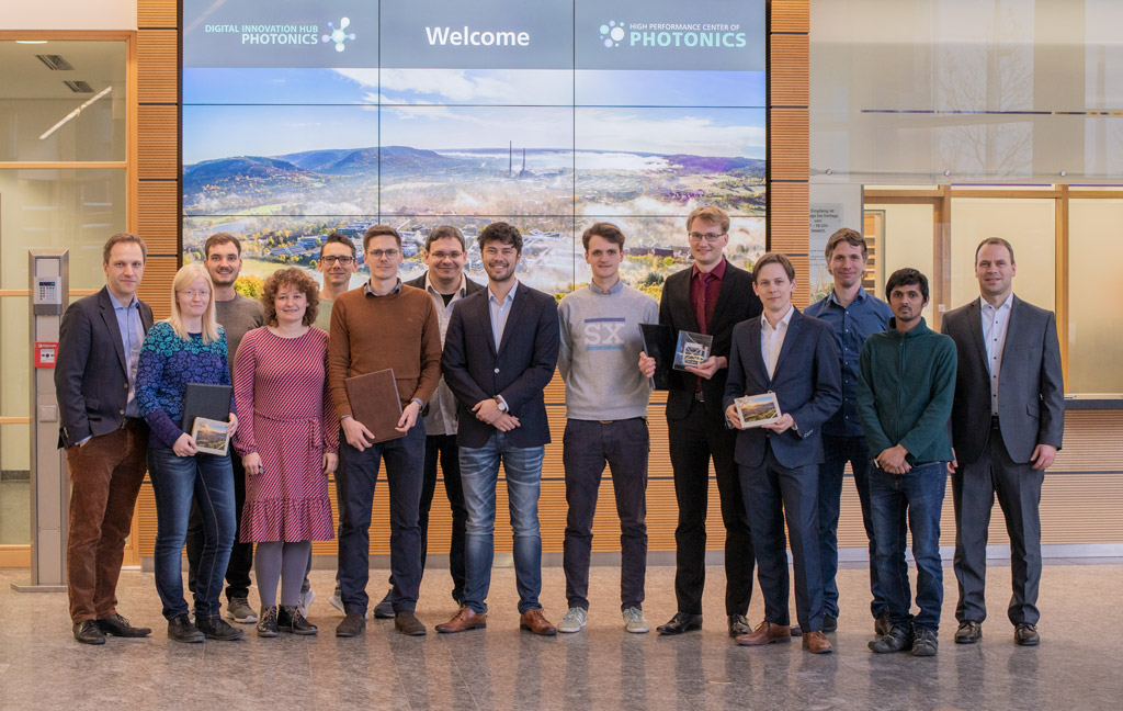 Gruppenbild der Teilnehmenden am DIHP »Elevator Pitches: First Call 2020« im Foyer des Fraunhofer IOF.